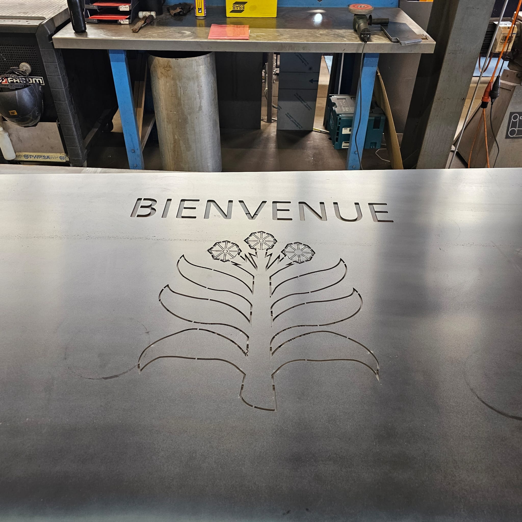 Rond point œuvre en aluminium à Courcelles